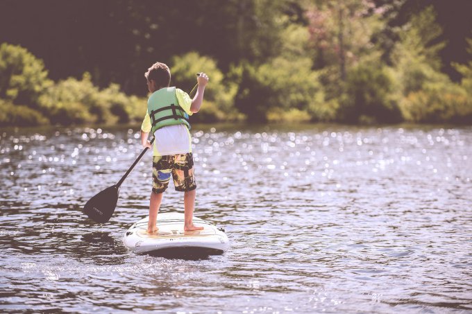 dziecko na paddleboard