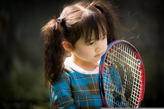 dziewczynka grającaw tenis